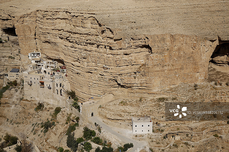 犹太沙漠瓦迪科泽巴山坡上的科兹巴圣乔治希腊东正教修道院图片素材