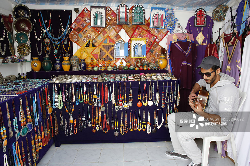 西迪布赛德弹吉他的店主图片素材