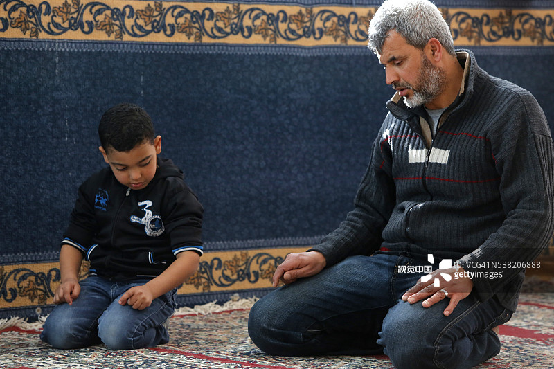 父子在西迪布赛义德清真寺祈祷图片素材