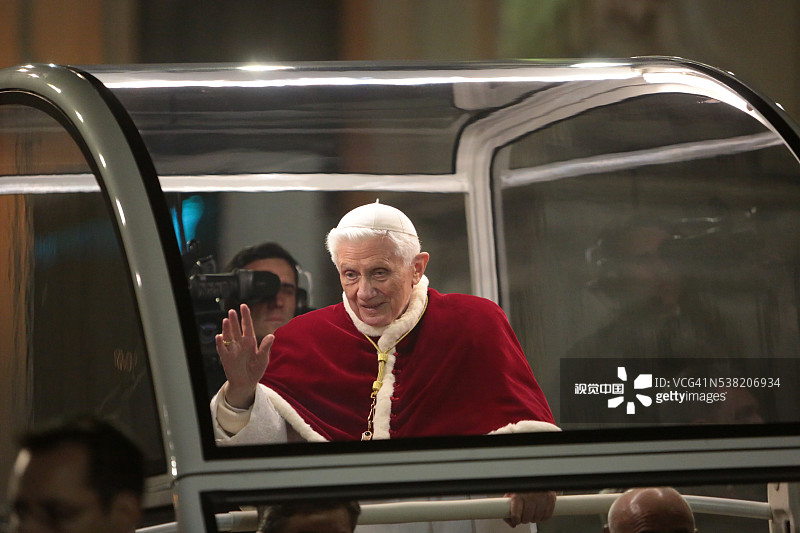 教皇本笃十六世乘坐教皇专车抵达圣彼得广场，与泰泽团体成员会面图片素材