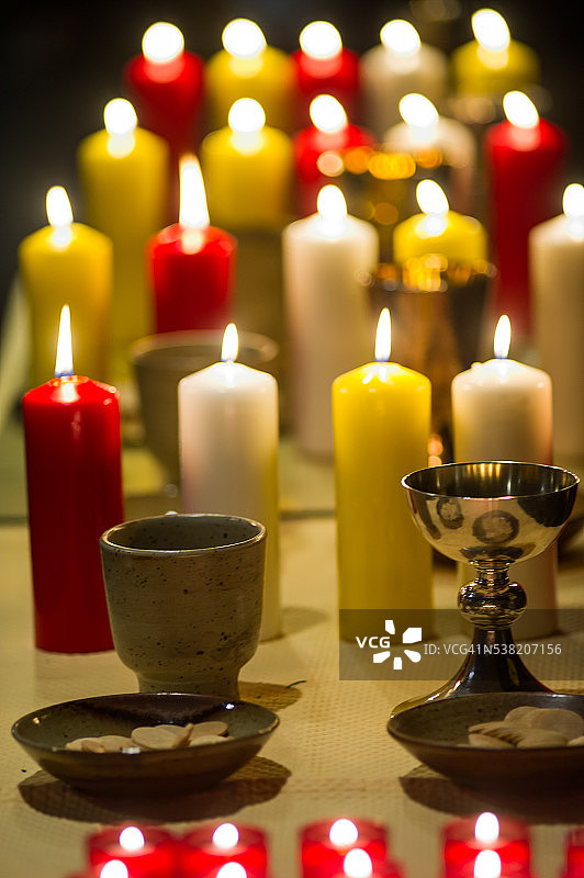 圣餐桌和祭坛蜡烛图片素材