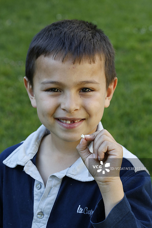 展示掉牙的7岁男孩图片素材