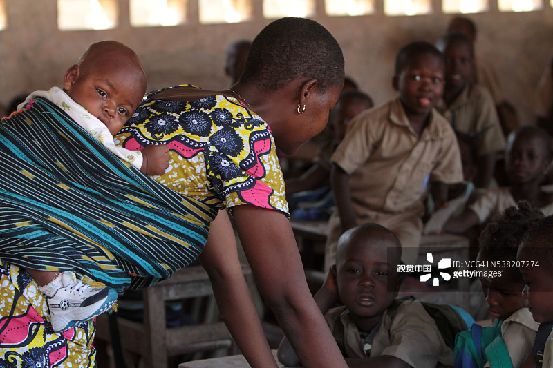 背着孩子的非洲女教师图片素材