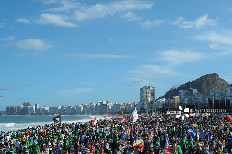 里约热内卢：2013年世界青年日，科帕卡巴纳海滩上的朝圣者图片素材