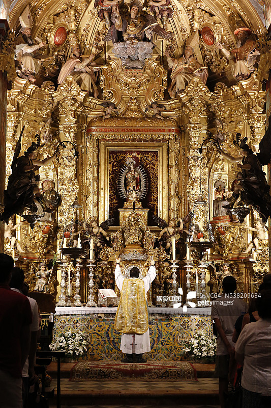 圣卢卡尔-德巴拉梅达的奥教堂内的弥撒图片素材