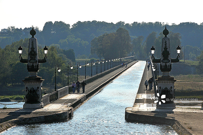 卢瓦尔河上的布里亚尔运河桥图片素材