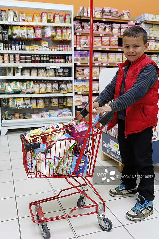 在超市里的7岁男孩图片素材