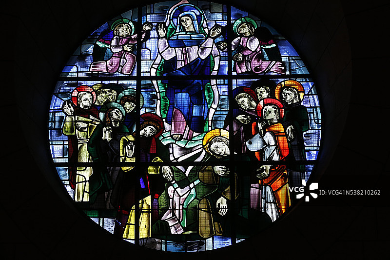 人质圣母教堂的彩色玻璃窗：圣母升天图片素材