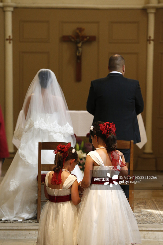 在天主教堂举行的婚礼图片素材
