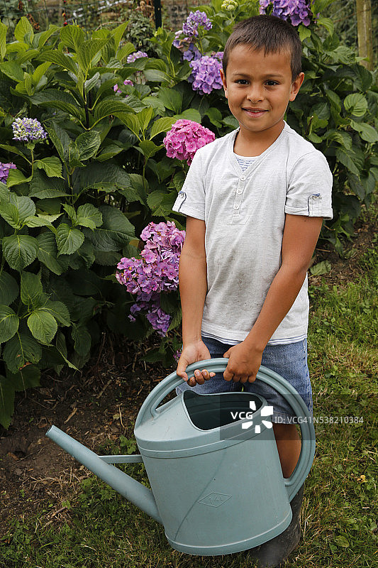 男孩浇灌花园图片素材