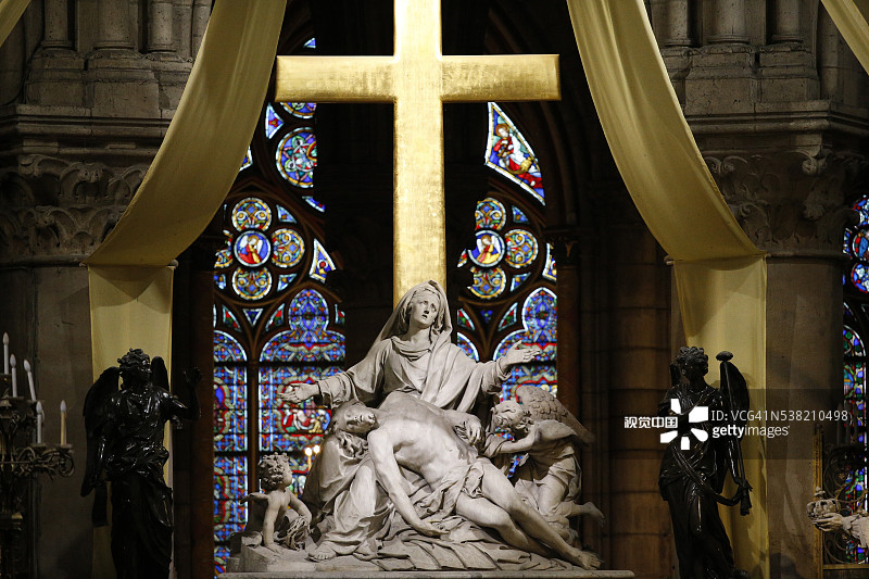 巴黎圣母院的哀悼基督雕像图片素材