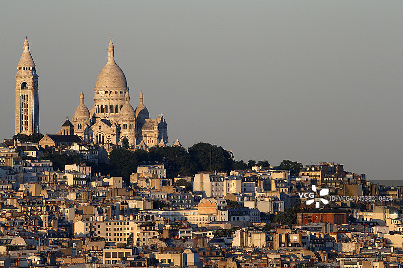 巴黎城市风光：蒙马特圣心大教堂图片素材