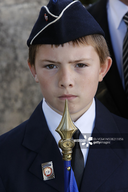 男孩参加法国纪念协会组织的战争纪念仪式图片素材