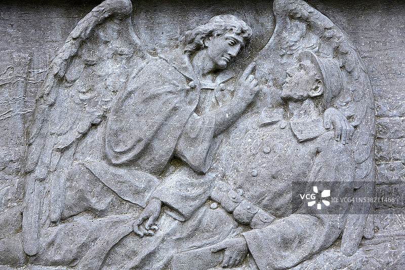 一战雕塑：天使与濒死士兵图片素材