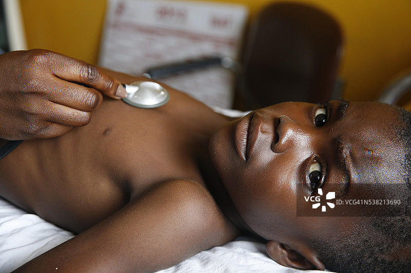 布拉柴维尔医院：儿科病房，检查，听诊图片素材