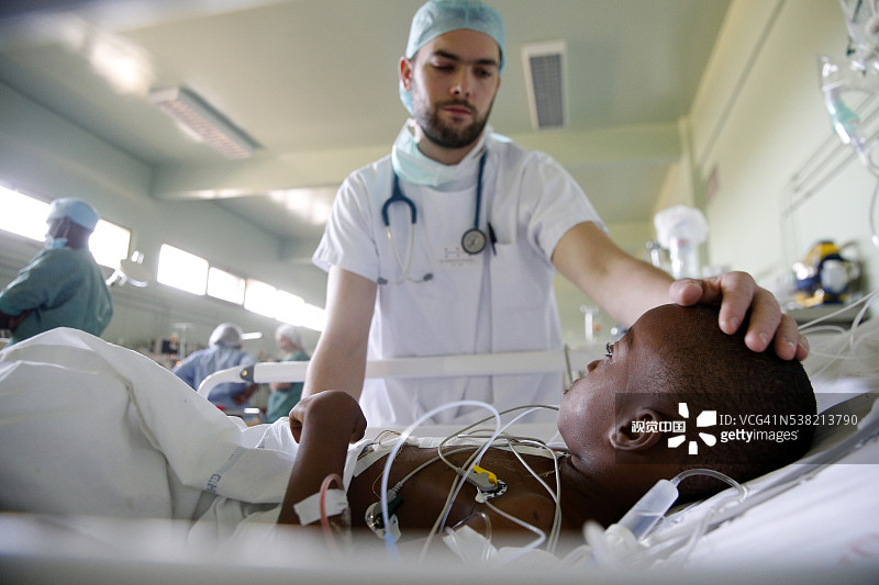 布拉柴维尔医院：希望链非政府组织提供的重症监护图片素材