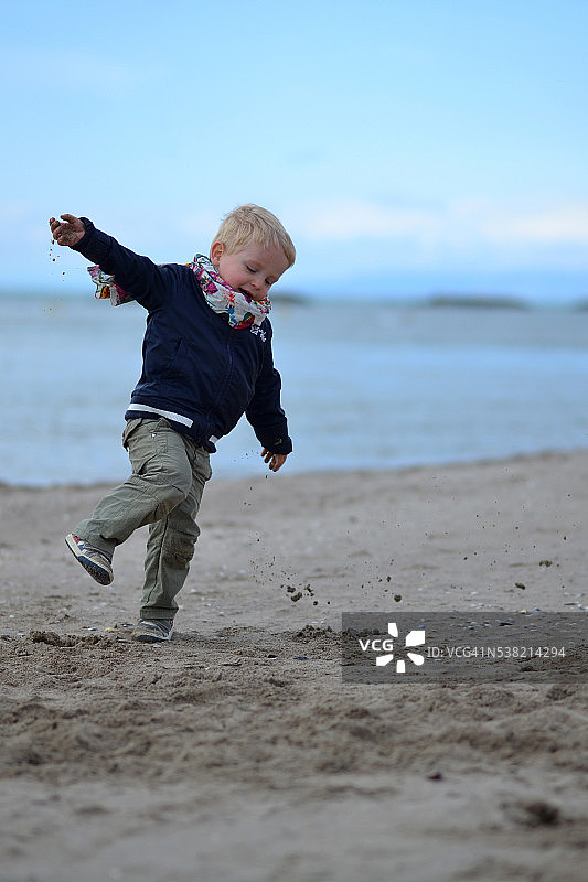 儿童在沙滩上玩耍图片素材