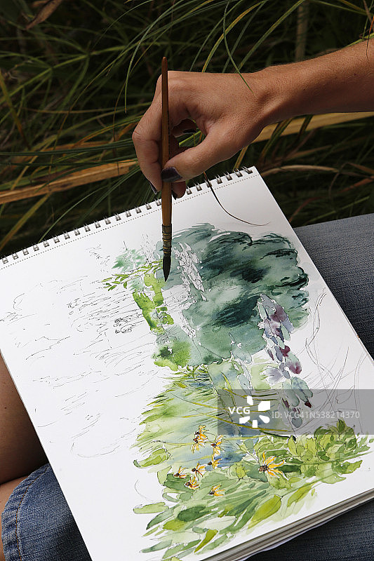 在吉维尼莫奈花园里的画家图片素材