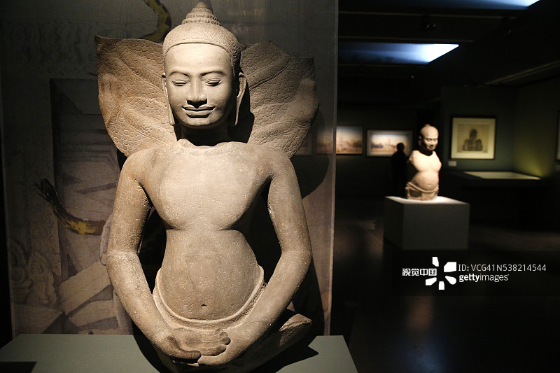 那伽保护的佛陀，柏威夏省，吉美博物馆，亚洲艺术博物馆，巴黎，展览：吴哥神话的诞生，路易·德拉波特和柬埔寨图片素材