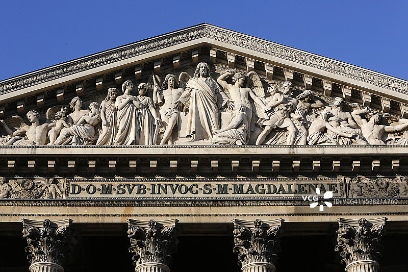 玛德莱娜教堂，又称拉玛德莱娜教堂。亨利·勒梅尔 (1789-1880) 雕刻的末日审判山形墙，附拉丁文座右铭。图片素材