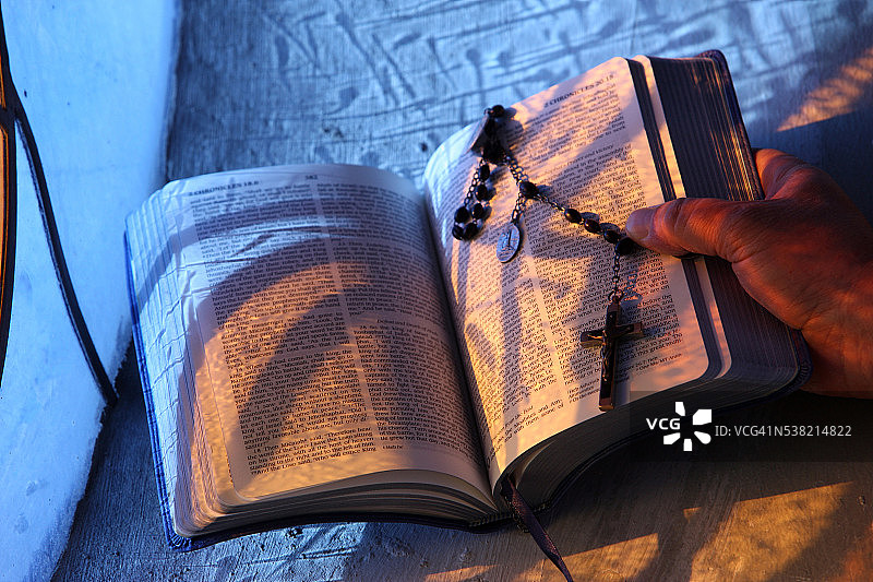 阅读圣经图片素材