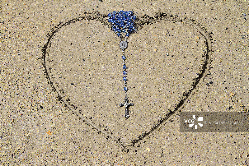 沙滩上的念珠和心图片素材