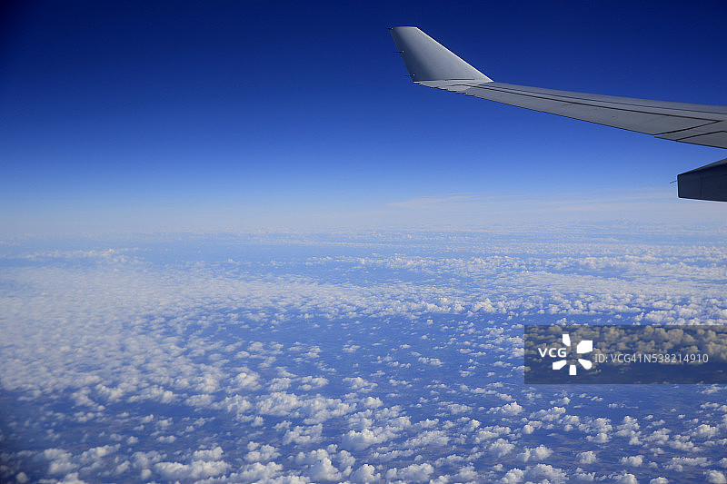 空客喷气式客机机翼和云彩图片素材