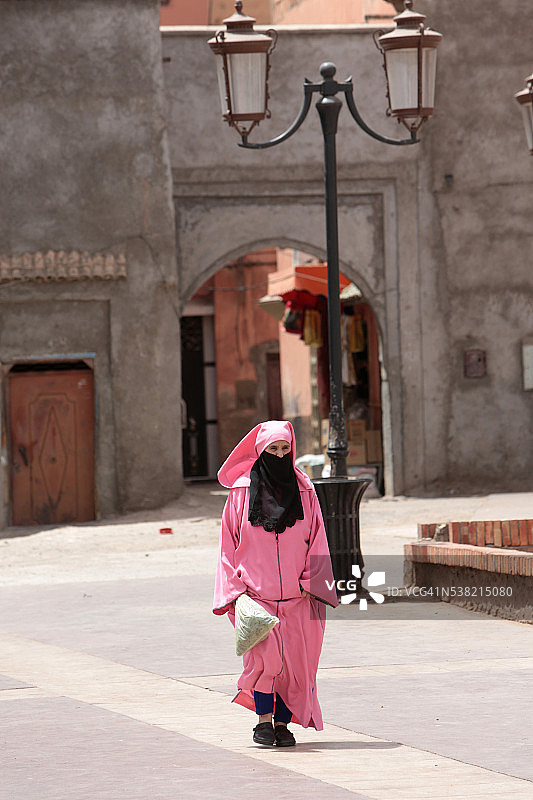 走在麦地那的摩洛哥妇女图片素材