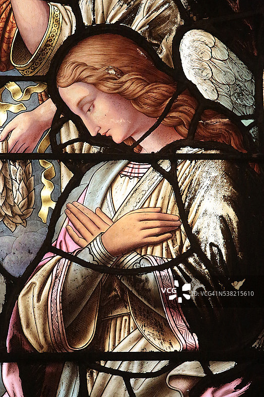 彩色玻璃窗天使图片素材