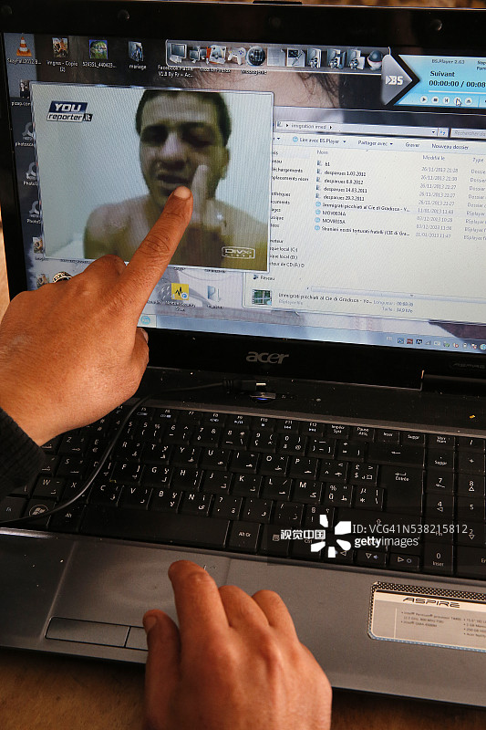 伊梅德·索尔塔尼展示兰佩杜萨移民拘留中心受害者照片图片素材