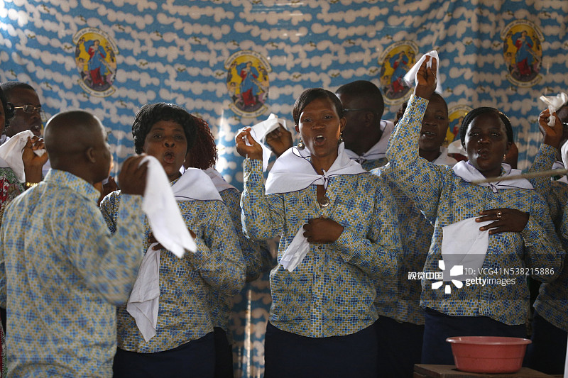 科罗玛天主教教区，星期天早晨的弥撒与合唱团图片素材