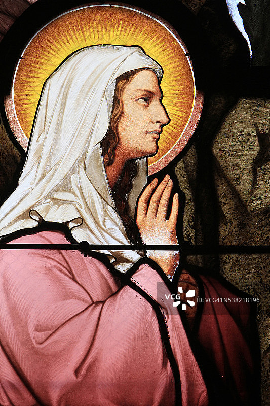 彩绘玻璃窗细节：圣母玛利亚图片素材