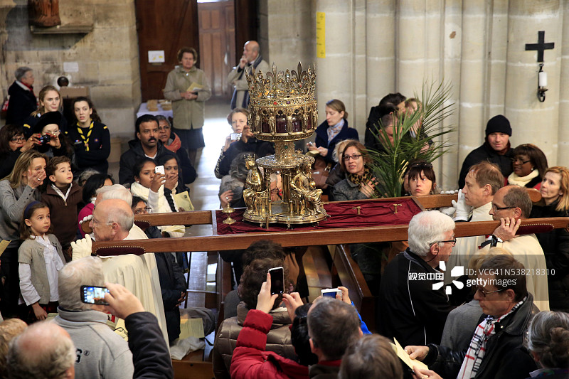 耶稣受难期间所戴荆棘圣冠游行图片素材