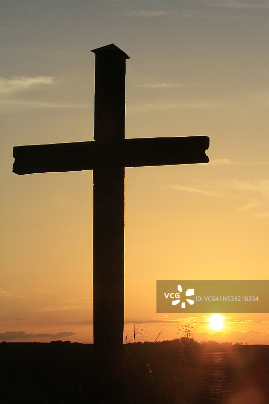 日落时的十字剪影图片素材