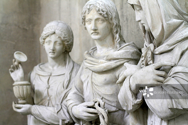 基督的葬礼。16世纪。抹大拉的玛丽、圣约翰、圣母玛利亚的雕像。图片素材