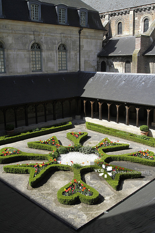 蒙蒂维利耶修道院回廊图片素材