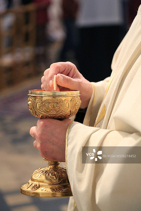 牧师主持圣餐仪式图片素材