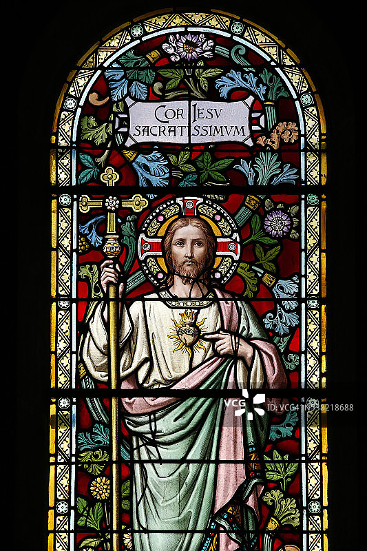 艾克斯莱班圣母教堂的耶稣圣心彩色玻璃窗图片素材