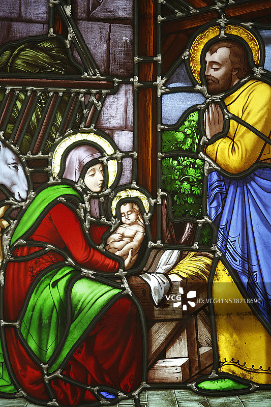 艾克斯莱班圣母院教堂的彩色玻璃窗：耶稣诞生图片素材
