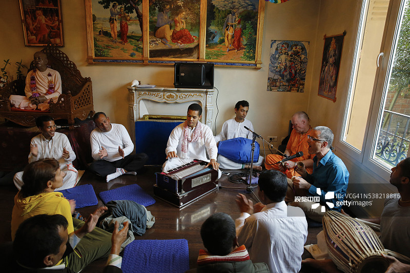 ISKCON寺庙圣名节，吟唱真言图片素材