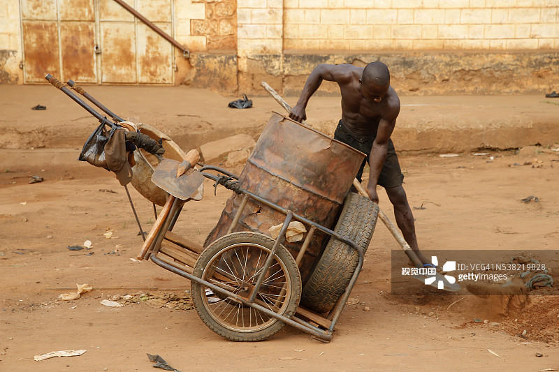 在城市道路上填补坑洼的工人图片素材