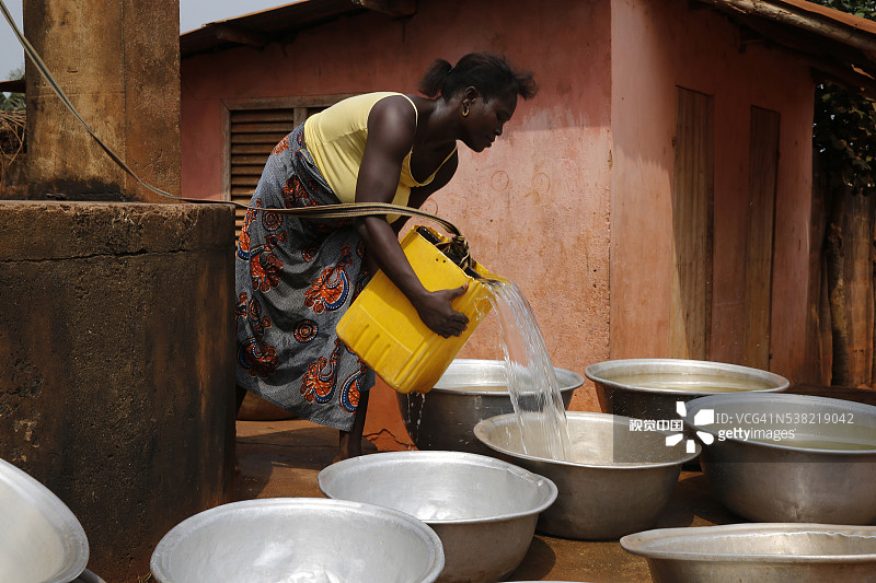 取井水的女人图片素材