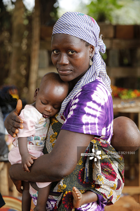 母亲抱着她的孩子图片素材