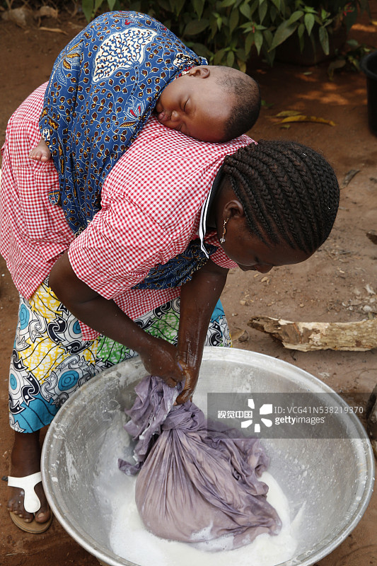母亲制作非洲奶酪图片素材
