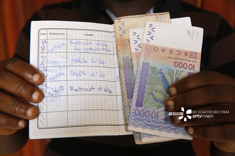 小额信贷机构客户展示其贷款簿图片素材