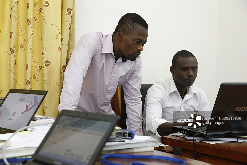 小额信贷公司员工在办公室工作图片素材