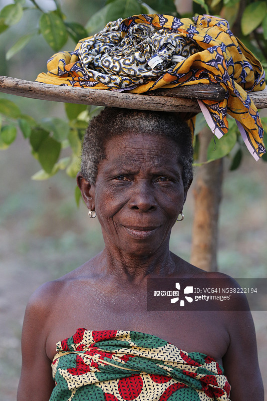 达查村的非洲老年妇女图片素材