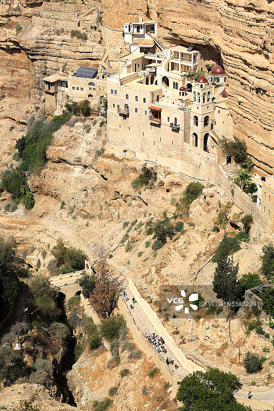 犹太沙漠瓦迪凯尔特山坡上的科兹巴圣乔治希腊东正教修道院图片素材