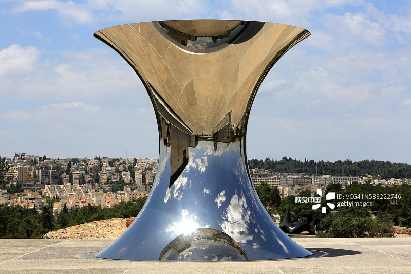 Anish Kapoor的“颠倒世界”。新安装在耶路撒冷以色列博物馆的雕塑，反映了地球和天空。图片素材