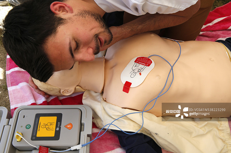 急救课程：心脏按摩图片素材